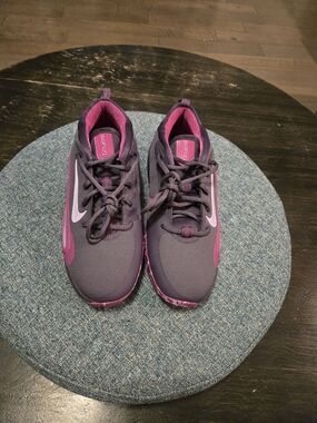 Nike Isofly Youth Sneakers Dark Raisen/ Hot Fuchsia, 7Y